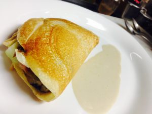 鮎コンフィとクリームチーズを包んだブリニ　